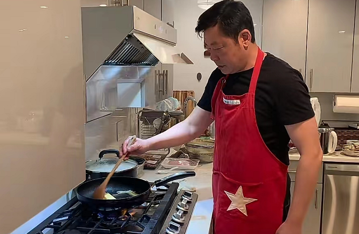 孙思瀚|上海演员孙思瀚长居美国,陪伴老母尽显孝心,妻子留国内照顾女儿