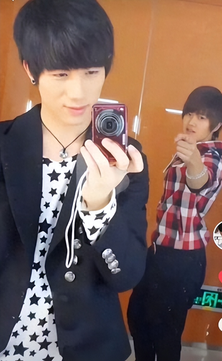 任嘉伦兰贺合照曝光,被扒两人10年前就认识,辛芷蕾也在吃瓜