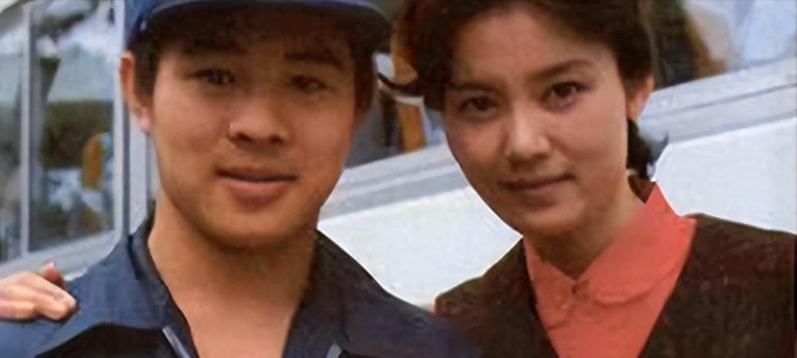 李连杰晒妻子近照,61岁利智衰老似老奶奶,反观前妻的状态依然优雅