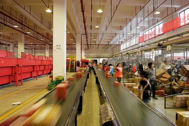 \外卖骑手、月嫂职业崛起,蓝领白领收入差距逐渐缩小,新型职业成就业新宠\