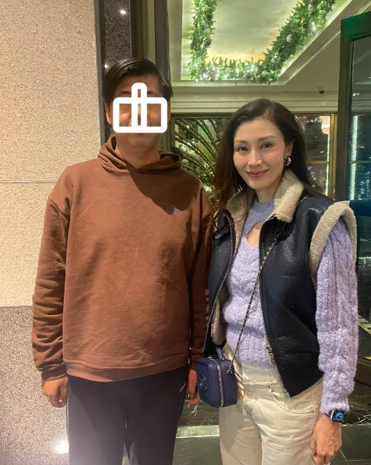 53岁李嘉欣生图：变胖变土，苹果肌下垂到嘴角，手上血管暴起！