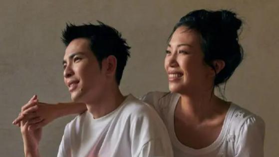 萧敬腾夫妇七夕合体拍大片，眼神依恋似恋母，女方小腹微凸疑有孕