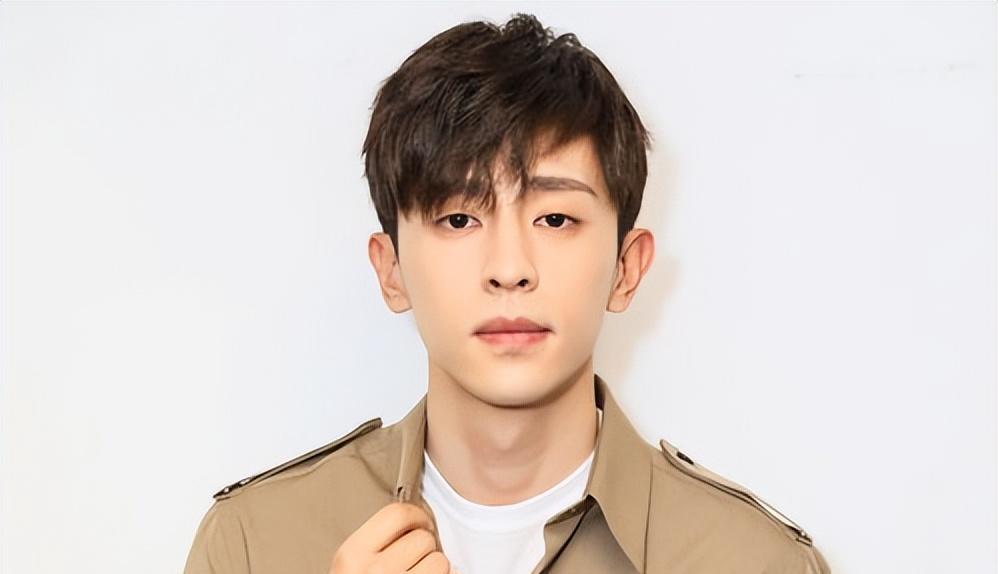 邓伦|邓伦近照大变样，疑整容变双眼皮，与圈内明星一起参加婚礼成焦点