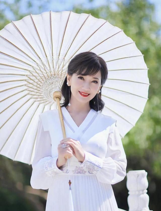 穿衣搭配 又被“奶奶辈”惊艳了：仪态端庄穿搭年轻、發型时髦精致到骨子里
