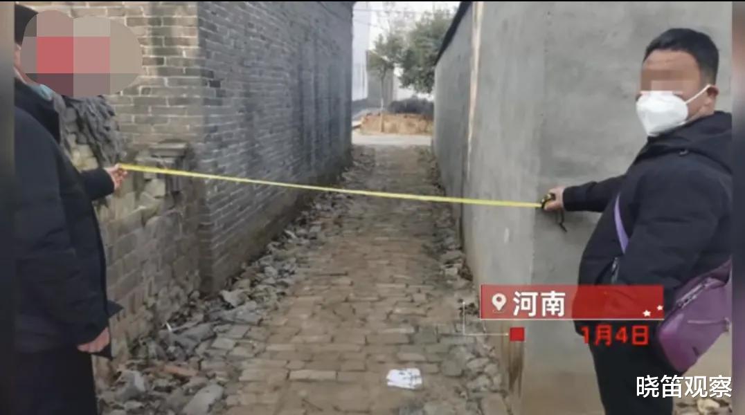 河南一男子回家发现邻居把路占了,一气之下叫来挖掘机把墙推了
