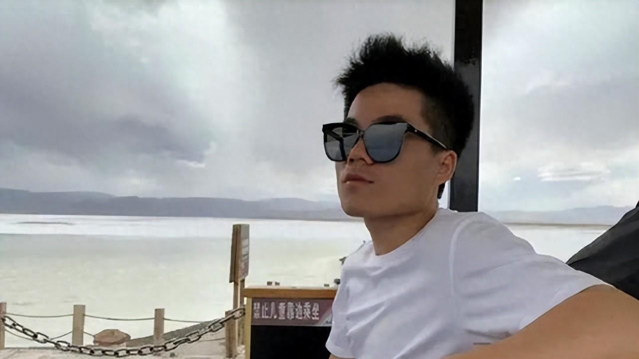 董宇辉直播言论引热议，东方甄选掉粉18万，直面职场压榨坚守原则