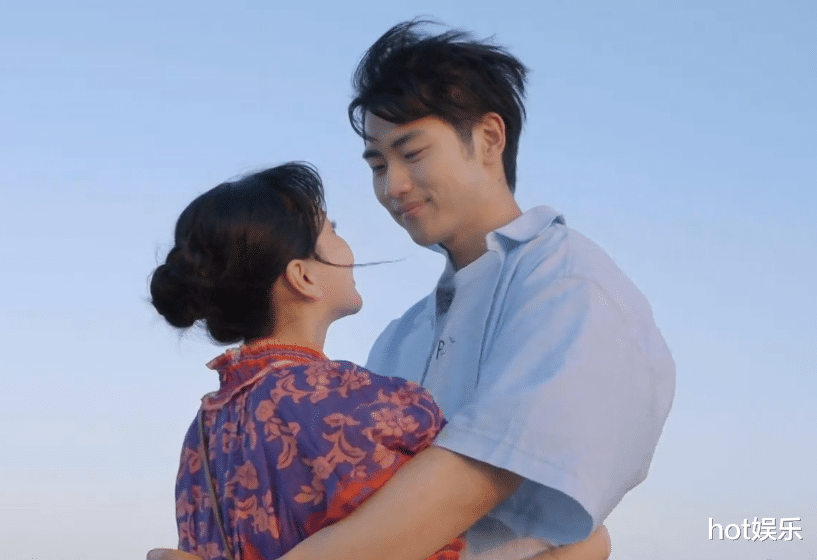 金莎和男友被曝情商低，吃饭两次抢占C位，目中无人，一心护食