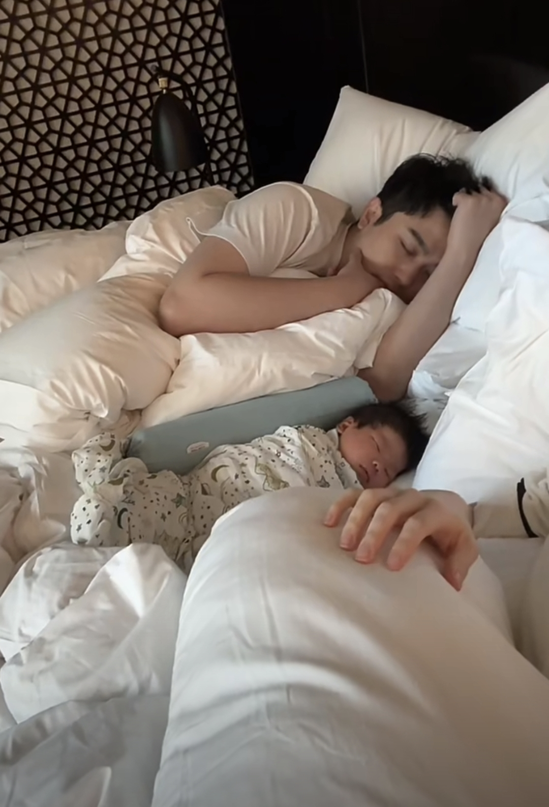 程晓玥|程晓玥晒满月女儿萌照,胖豆豆学会抬头,长相与妈妈小时候如复制粘贴