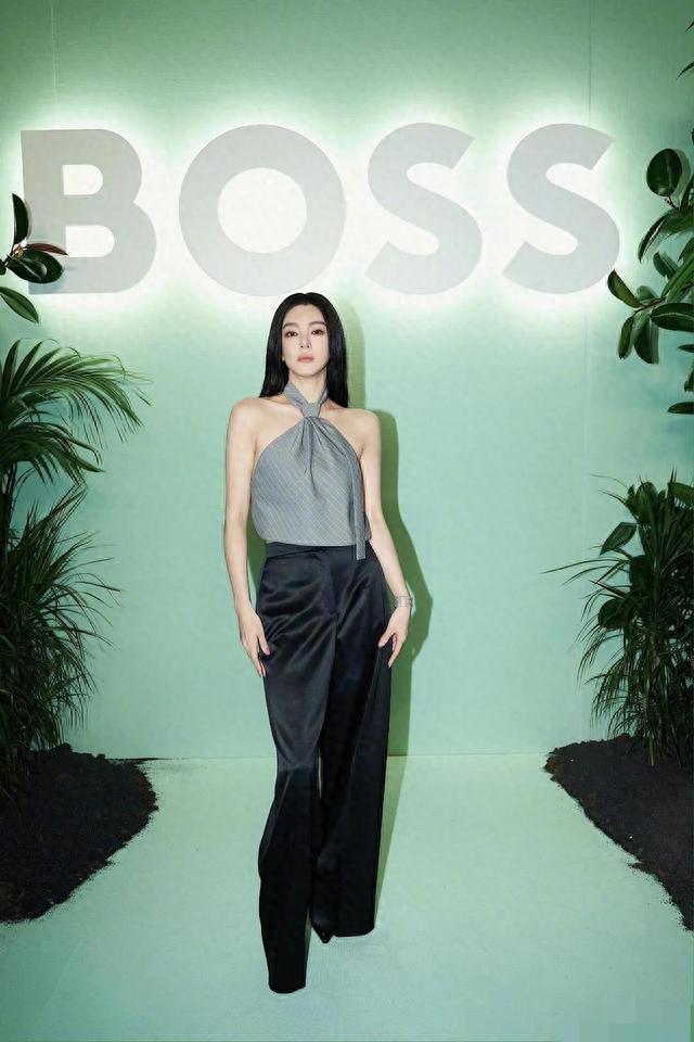 张雨绮这是穿了个领带就出门了吗?还有迪丽热巴,到底穿了没?