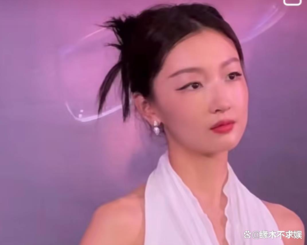 新加坡偶遇周冬雨第二弹！真人不到70斤，脸部崎岖被质疑医美失败