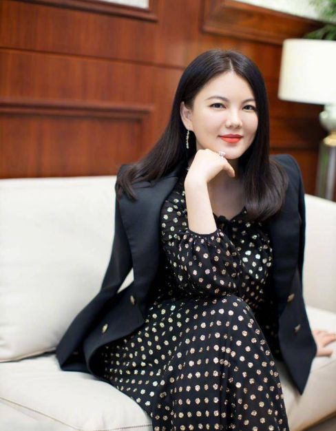 李湘|李湘王岳伦带王诗龄逛街,李湘胖到认不出,夏天穿外套不怕热