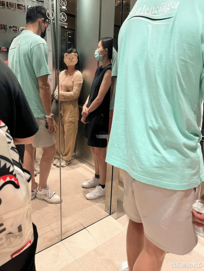 孙杨张豆豆外出被偶遇,女方神情憔悴穿着宽松,小腹凸起被疑有孕