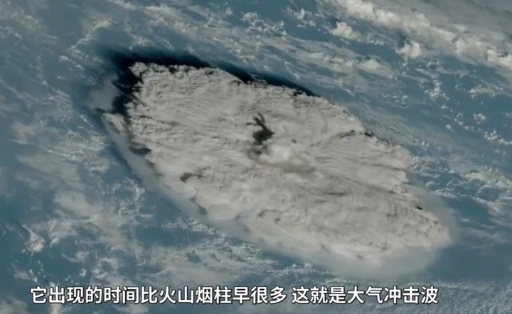 6小时爆闪40万次,汤加火山刷新全球闪电纪录!为何闪电如此之多