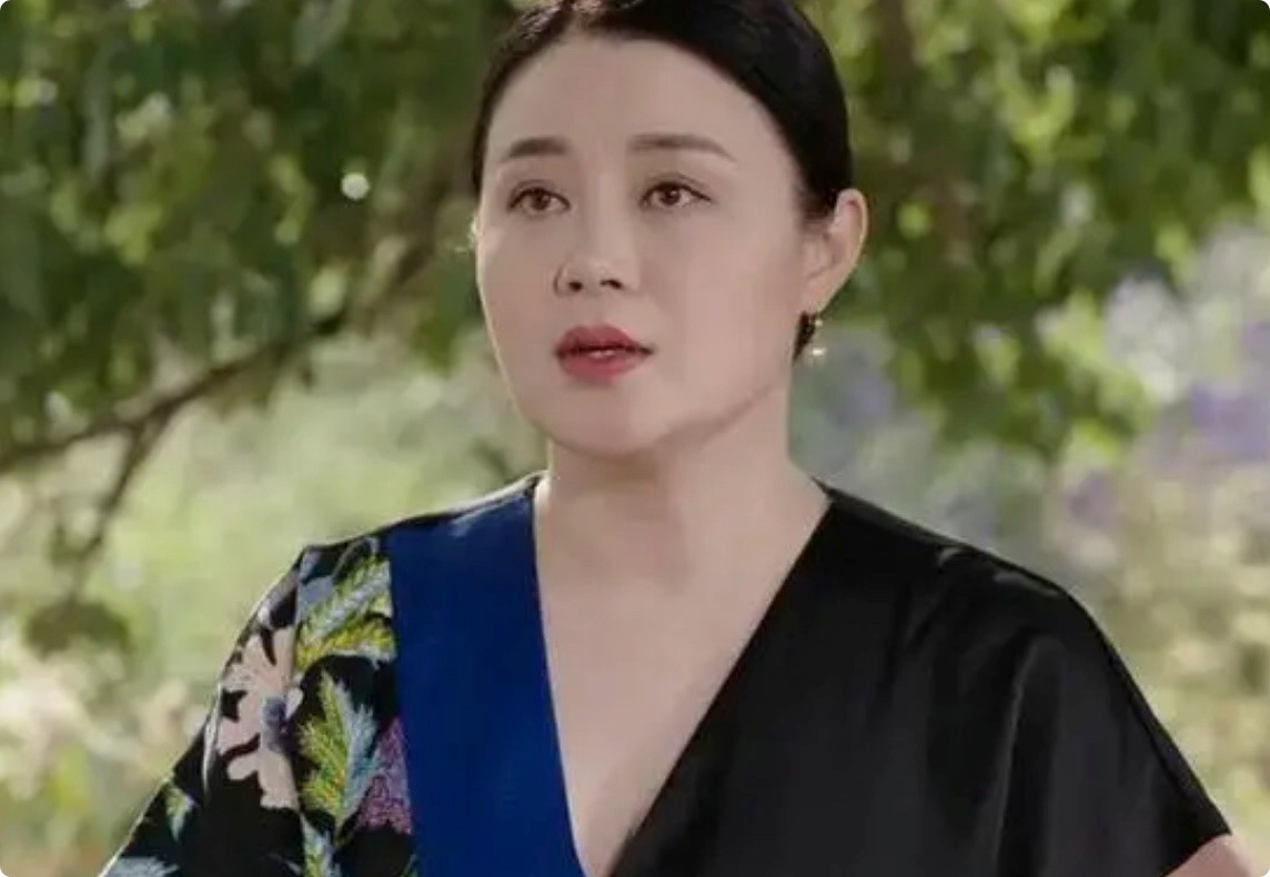 被泡温泉的关婷娜惊艳到了,丰腴身材遮不住,一双“漫画腿”太吸睛