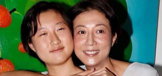 成龙|成龙女儿与母闹翻拒返港:宁愿流浪也不与妈团聚