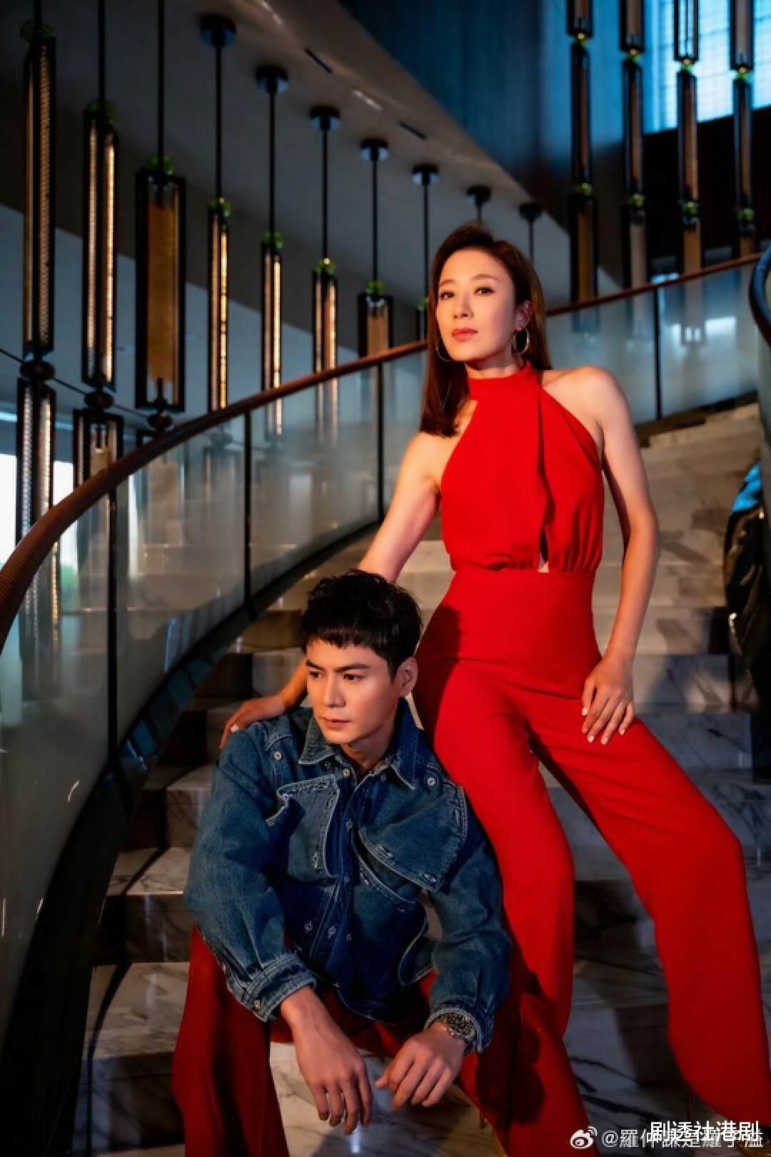 TVB小生亮相台庆活动,与男星亲密合照,亲证视后妻子回巢拍剧