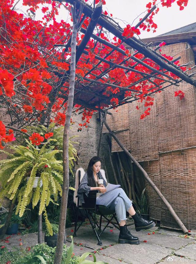 刘亦菲|刘亦菲出发时装周，下半身消失，露出大长腿，被嘲腿粗好胖！