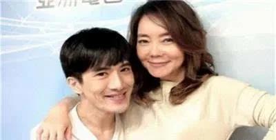 61岁台湾女星回东北老家，在父母坟前痛哭，触景生情怀念家乡