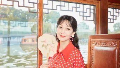 赵雅芝|66岁赵雅芝荷塘边拍照！穿裙子撑伞坐在石头上，皮肤白皙五官精致