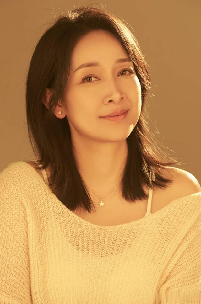 卷发 当女人出现这2个特征，说明你老了：头发越来越卷、衣服越来越花