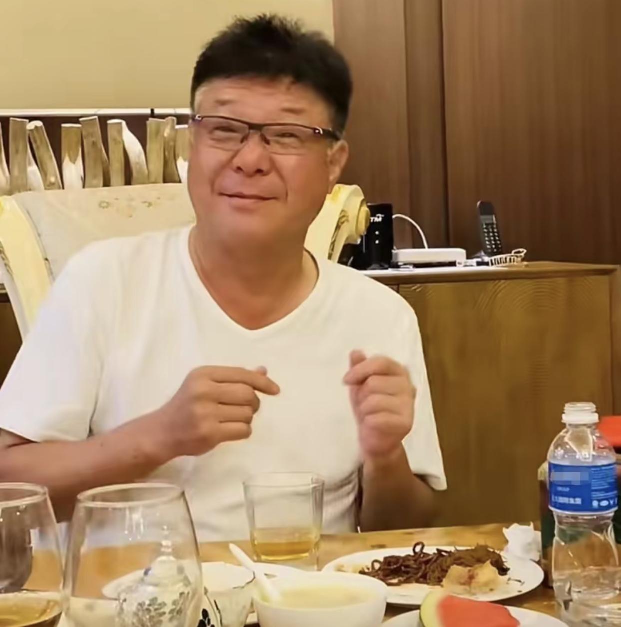 姜育恒|64岁姜育恒定居马来西亚，与多位富婆豪宅内聚餐，贴脸靠头太亲密