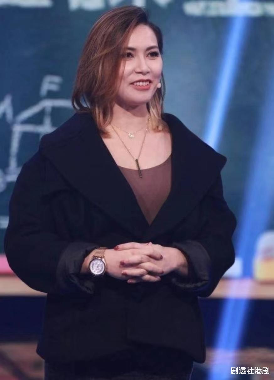 恭喜！港歌手秘密诞子后再度宣布有喜，曾经历家暴至今仍未敢结婚