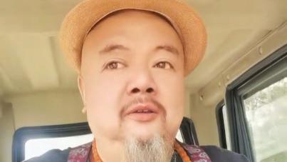 50岁戏骨近半年无戏拍，定居农村通下水道，穿花袄棉裤胡须皆白