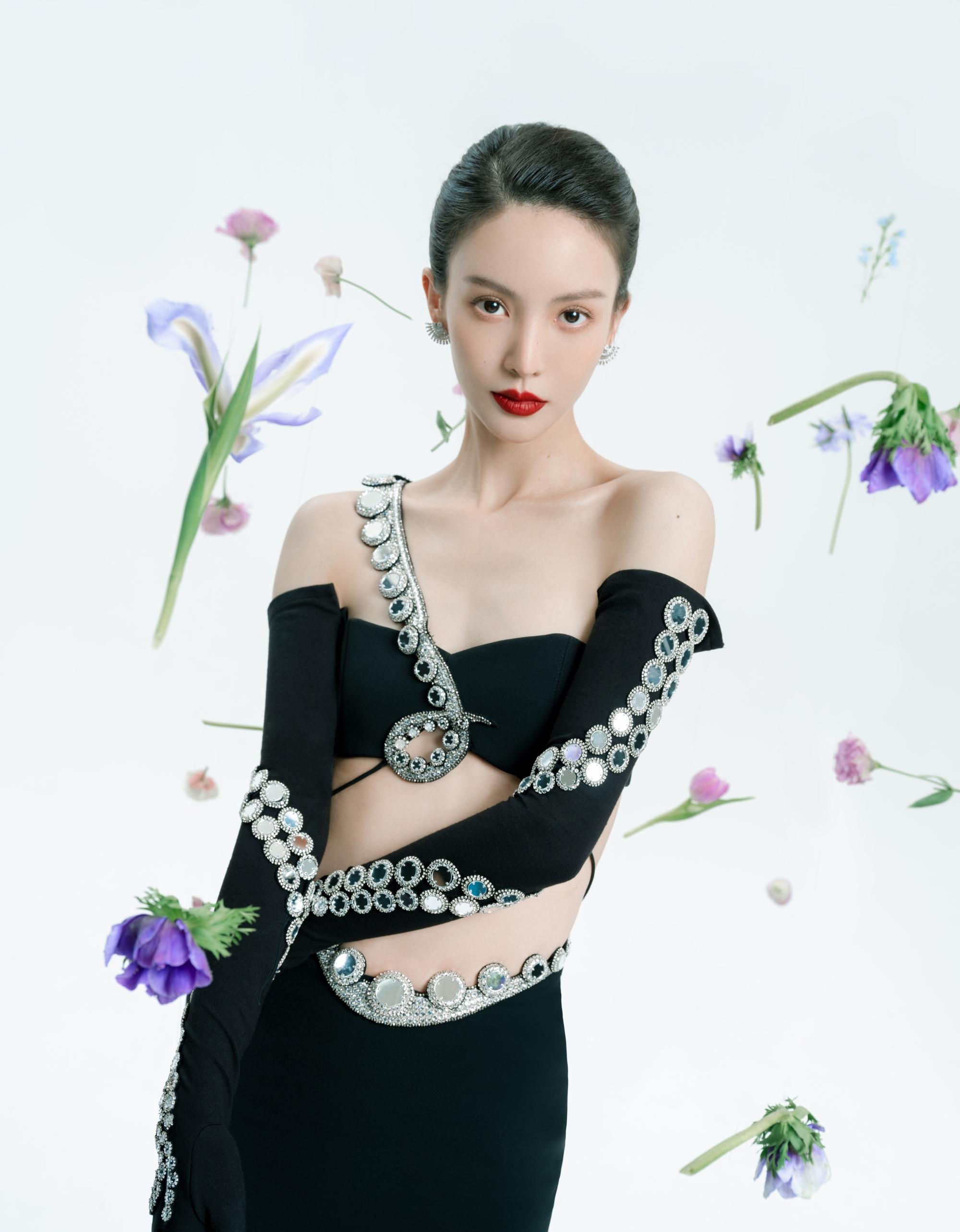 宋轶|微博之夜造型曝光：佟丽娅女神，宋轶抢眼，周笔畅真敢穿