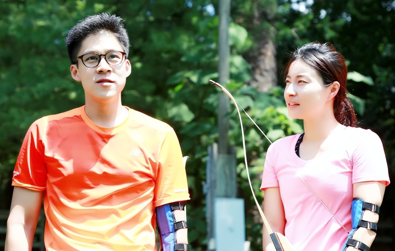 中国香港选手自由泳夺金!霍启刚拥抱女选手不避嫌,引老外围观