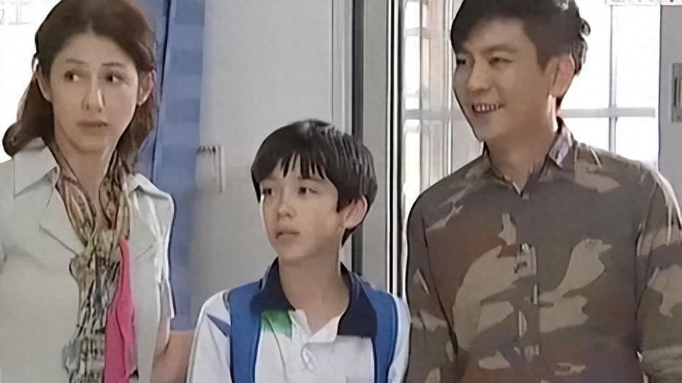 广东演员徐若琪的全家福，妻子高宇比戴安娜还美，儿子今年16岁