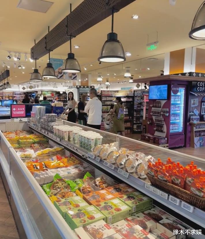 王石一家三口逛超市,4岁女儿越变越美,田朴珺家庭地位曝光!