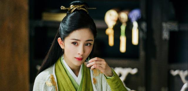 杨幂|杨幂蓝色短发什刹海滑冰，百变造型粉丝直呼认不出