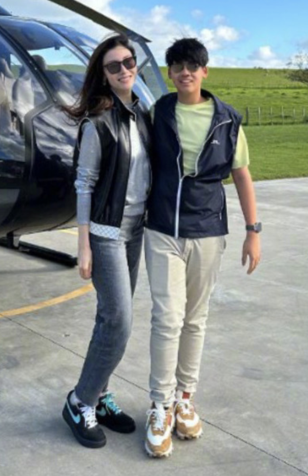 孟羽童|李嘉欣高调炫富,带12岁儿子坐直升飞机过母亲节,母子同框像情侣