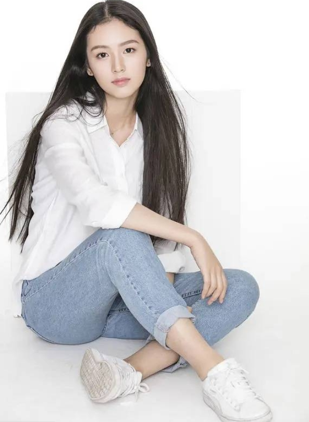 她才是真正的尤物！清纯中透着满满的性感！她就是25岁的周也