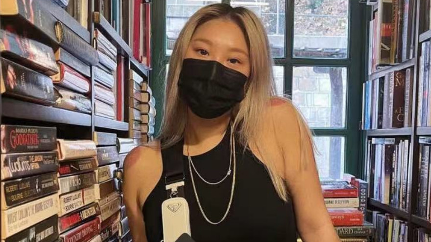 郑欣宜长姐去世后露面，染黄发现身书店眉目含愁，对镜比心引担忧