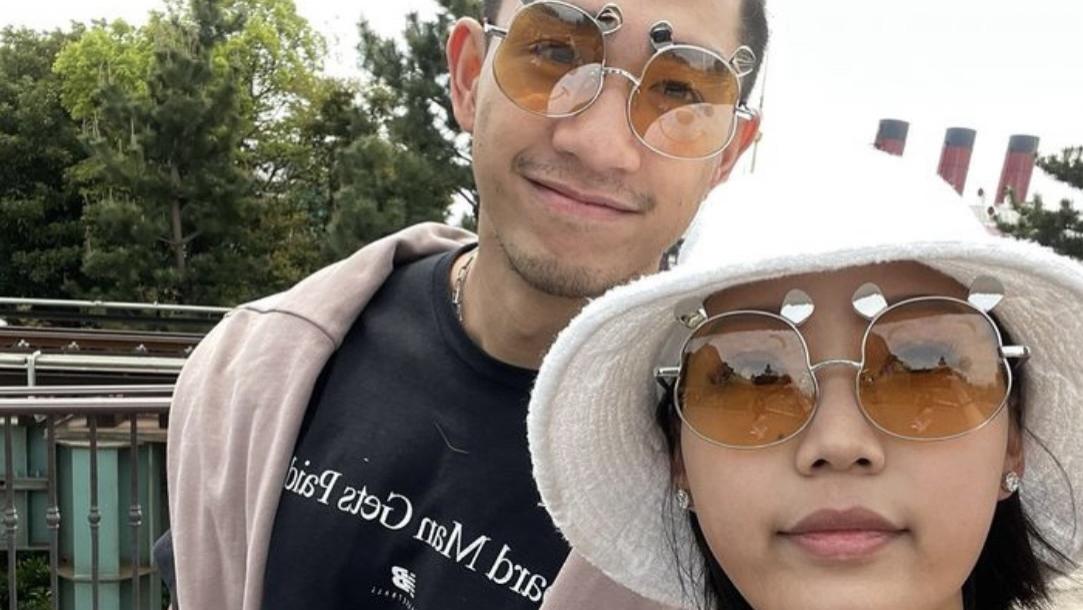 王祖贤|吴婉芳次子晒全家旅游照，55岁吴婉芳不显年纪，与俩子合照像兄妹