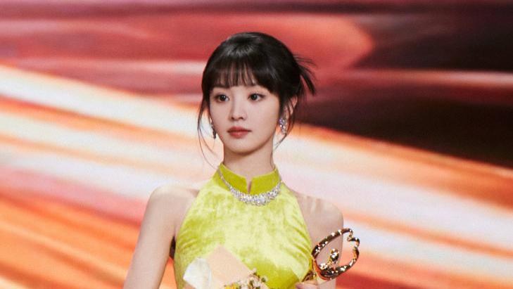 女星微博之夜送礼翻车！三块钱粘毛器被指抠门，本人一个包就10万