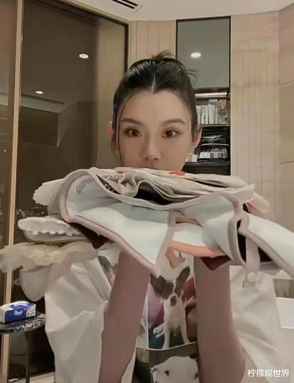 郭晶晶|太节俭！郭晶晶带女儿做手工，废旧红包做灯笼，手上廉价头绳抢镜