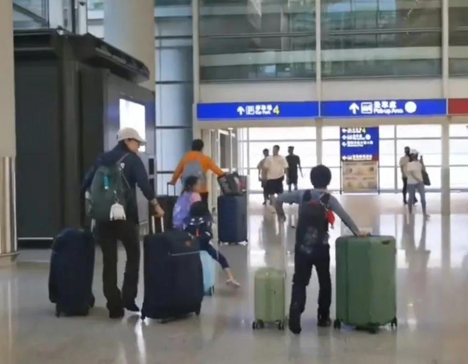 郭晶晶一家五口从英国返港！9岁儿子拖2个大行李箱，严母风范尽显