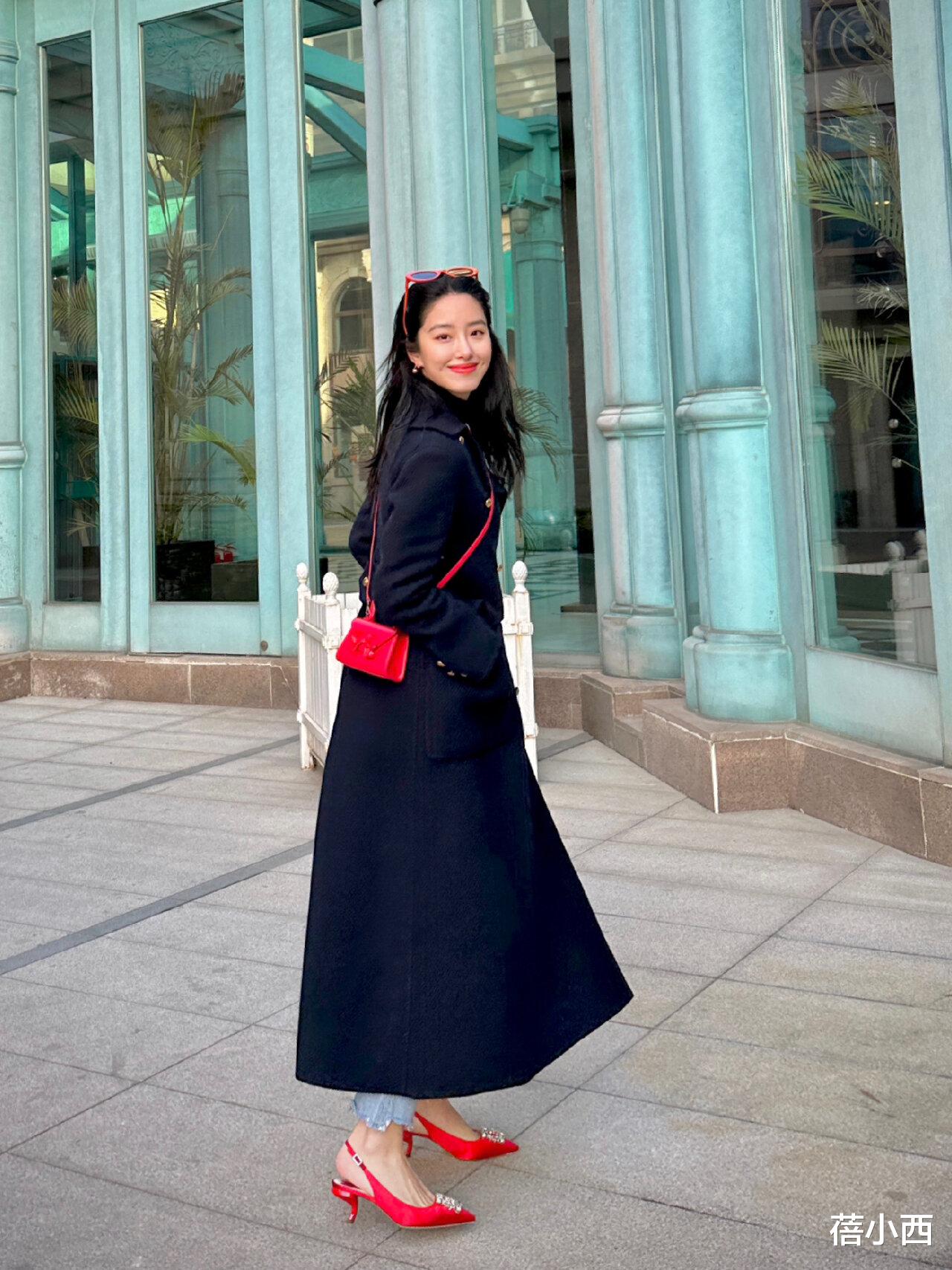 杨采钰又带火了大衣新穿法:内搭牛仔衬衫、西装外套,时髦又洋气