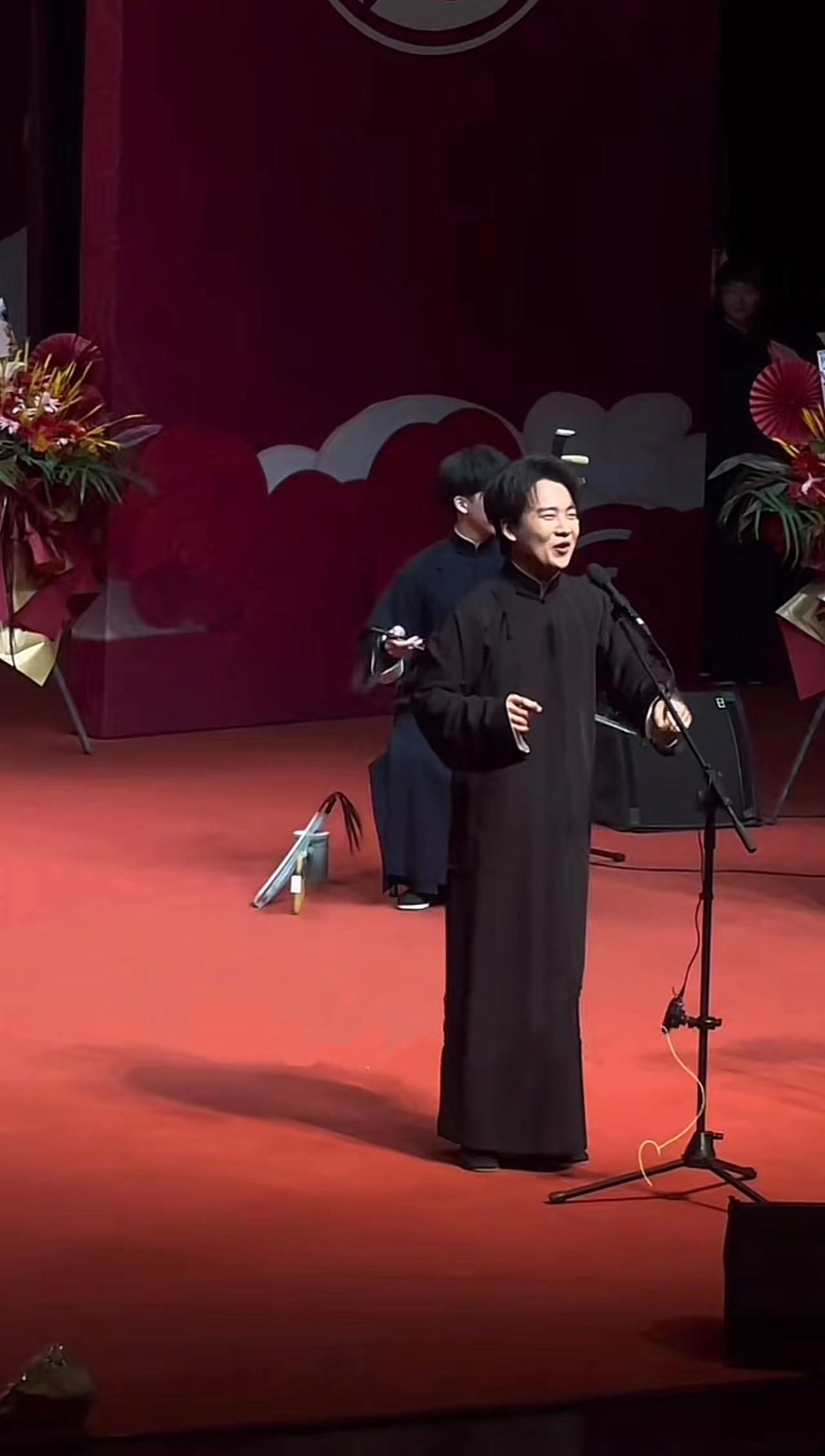 李亚鹏|郭德纲老婆演出，染绿头发容貌大变，郭麒麟忙叫妈弯腰递水显谦卑