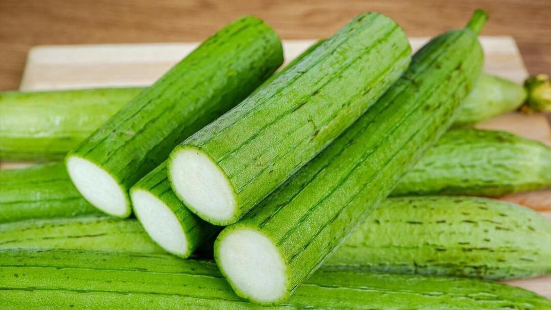 美食教程|原来炒丝瓜，不能先倒油，大厨教你1个小技巧，丝瓜不出水不发黑