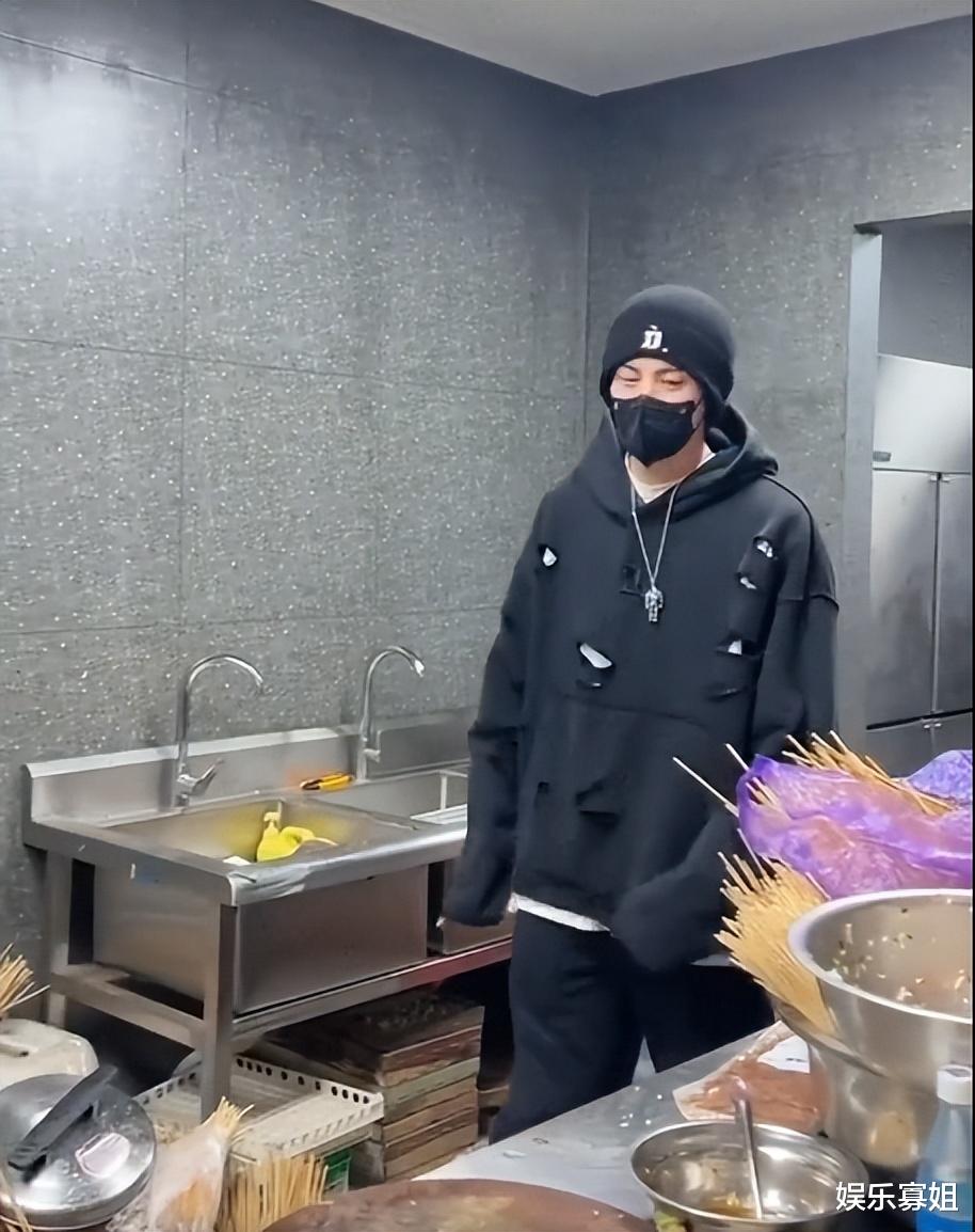 王鹤棣|王鹤棣去炸串店和粉丝打招呼,还说吃好喝好,有老板内味儿了