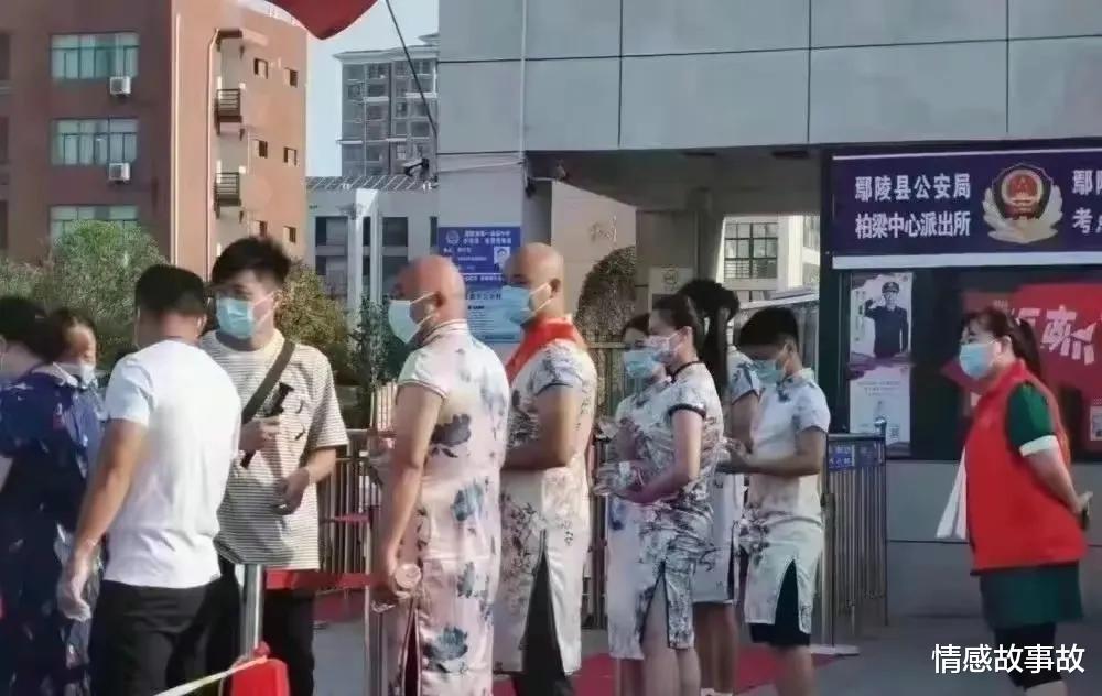 动力|为增加高考动力，一对母子当众嘴对嘴亲吻，网友：教坏人