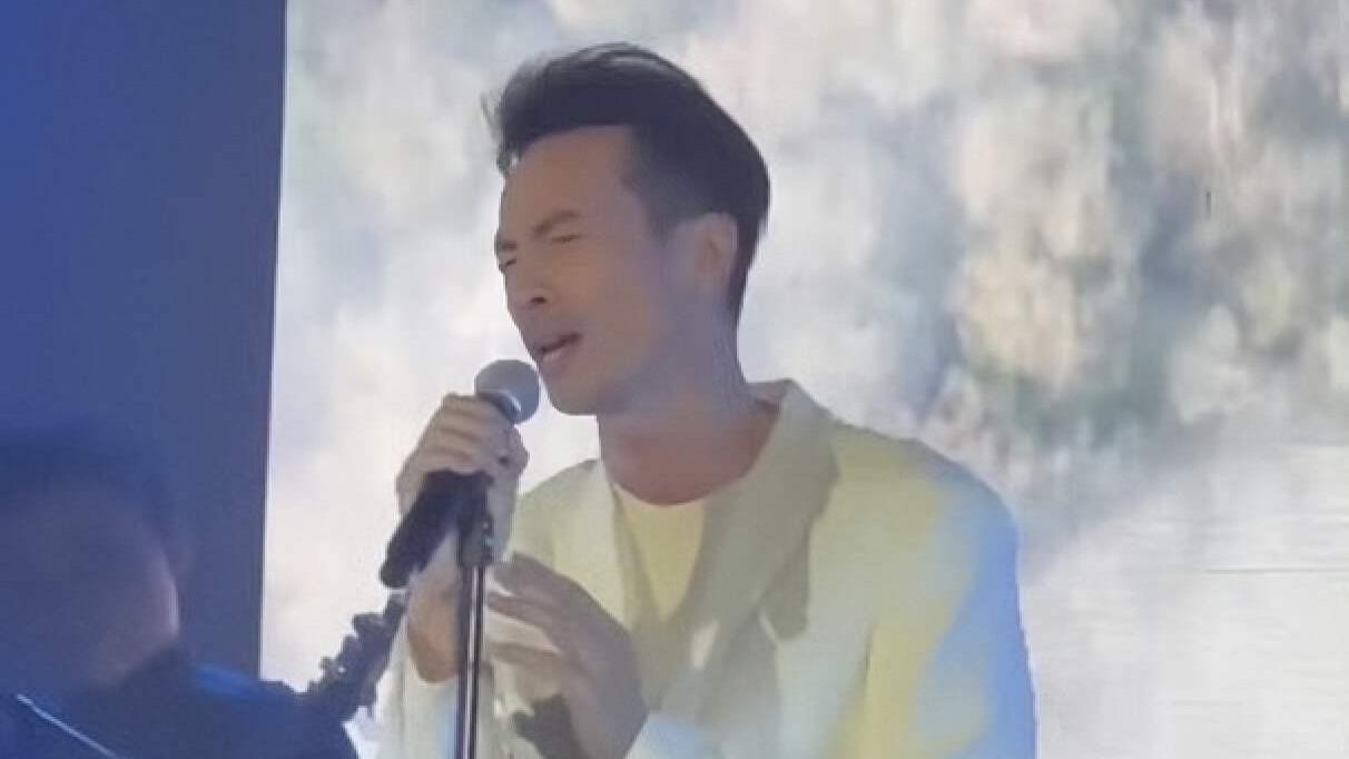 惹网友爆笑！TVB知名男星商演唱歌疯狂走音，登台十分钟薪酬17万