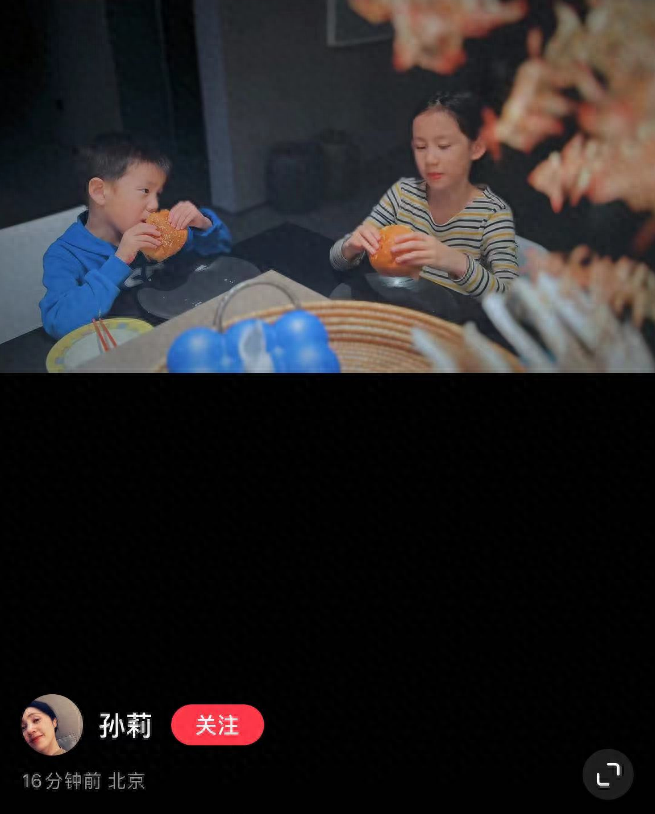 黄磊三胎儿子罕露正脸，孙莉晒儿女日常秀幸福，弟弟长得像多妹