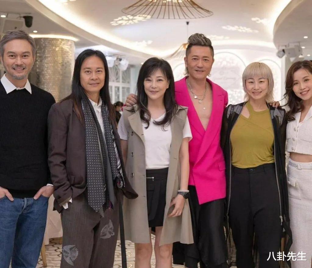 57岁港星服装店开业，穿着太奇葩遭嘲讽，虽过气仍住上亿别墅