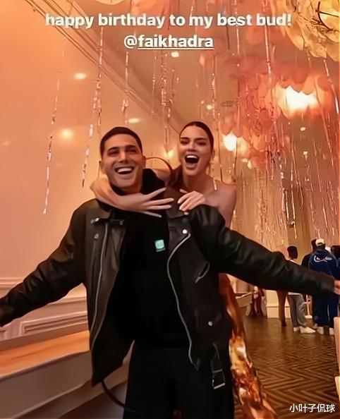 回顾 詹娜穿衣近乎赤身,27岁模特身材傲人,布克:太“辣”了