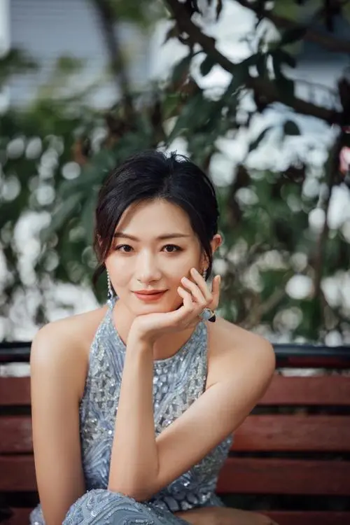 万茜|万茜一家三口罕同框！夫妻俩当街相拥满脸幸福，5岁女儿似小大人