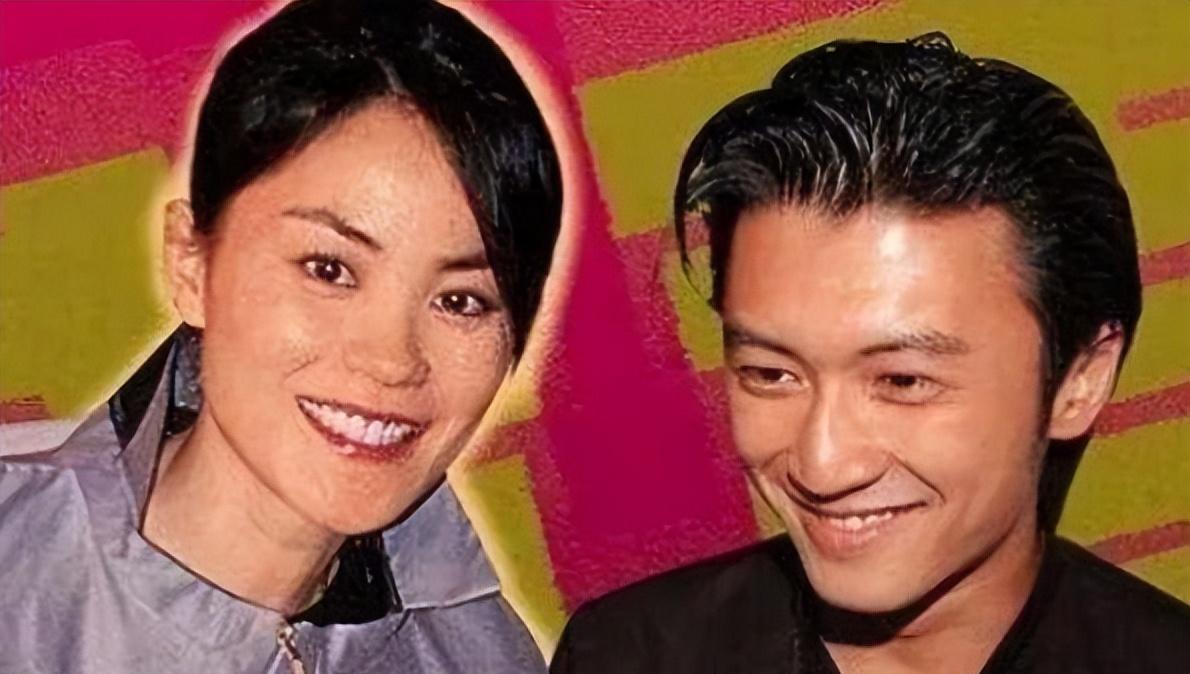 王菲|王菲和谢霆锋吵架？53岁王菲在街头捂脸痛哭，难自己行走需要搀扶